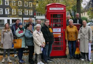 Einweihung: Englische Telefonzelle als Bücherschrank. Mit Klick aufs Bild geht´s zum ganzen Artikel.