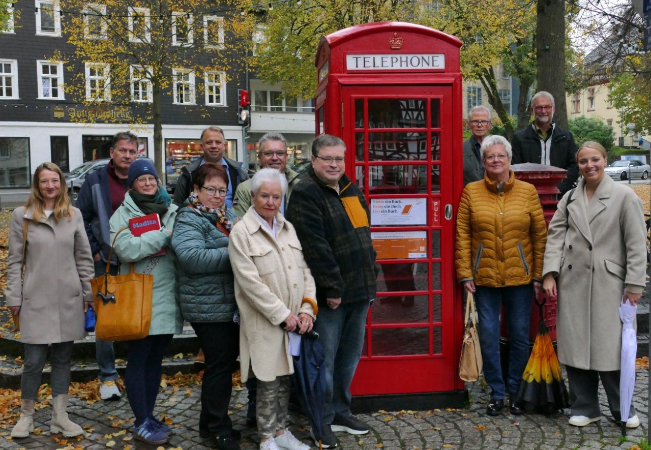 Einweihung: Englische Telefonzelle als Bücherschrank. Mit Klick aufs Bild geht´s zum ganzen Artikel.