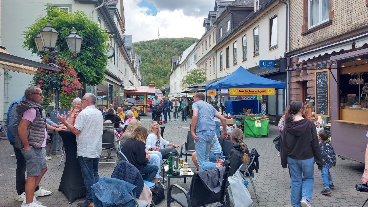 Menschen in der Fußgängerzone auf Klappstühlen. Mit Klick aufs Bild geht´s zum ganzen Artikel