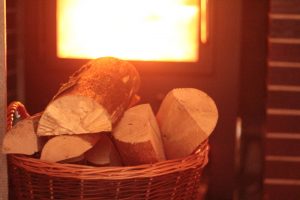 Brennholz vor einem Kamin. Mit Klick aufs Bild geht´s zum ganzen Artikel.