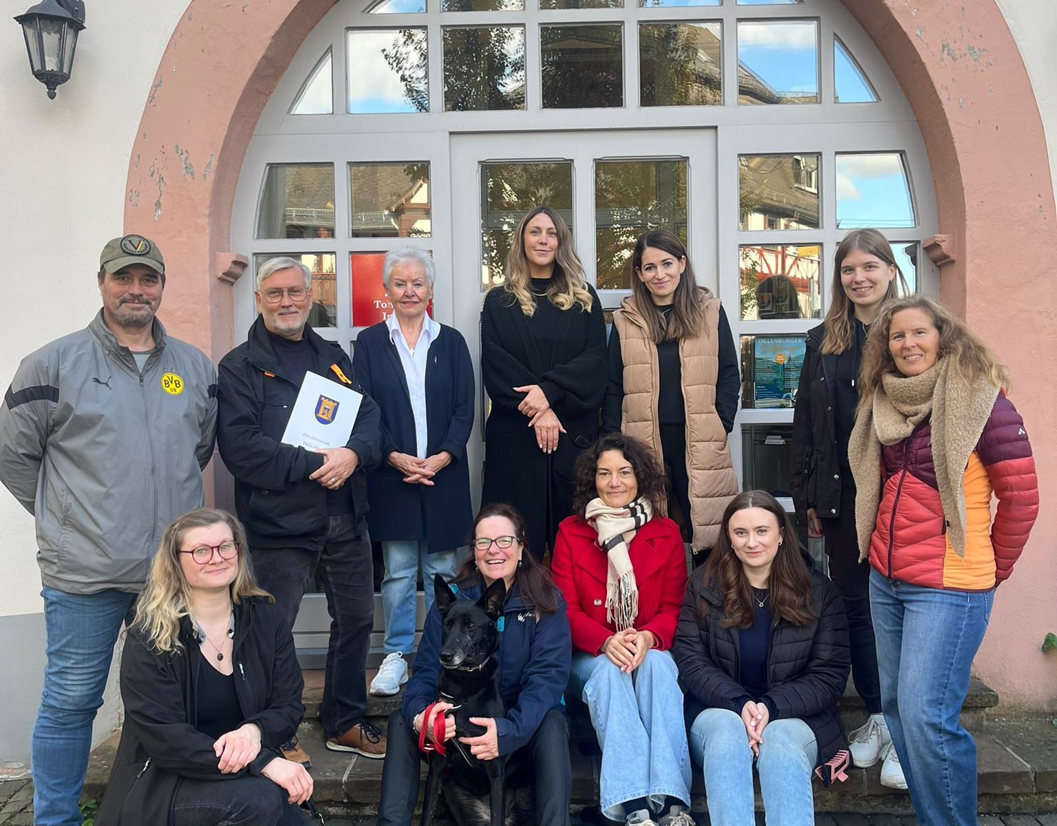Das Team für Stadtführungen vor dem Eingang des Alten Rathauses. Mit Klick aufs Bild geht´s zum ganzen Artikel.