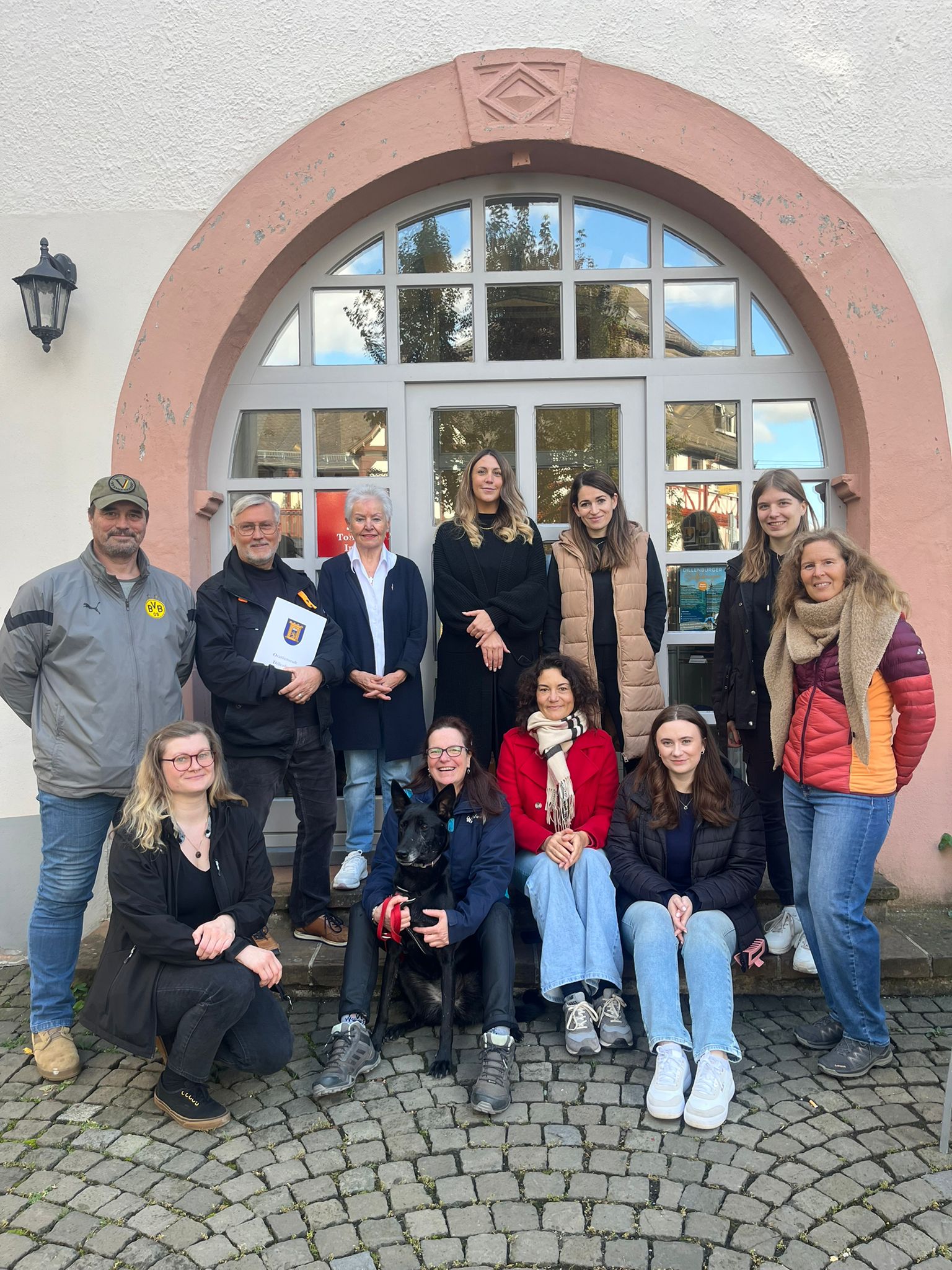 Das Team für Stadtführungen vor dem Eingang des Alten Rathauses. Mit Klick aufs Bild geht´s zum ganzen Artikel.