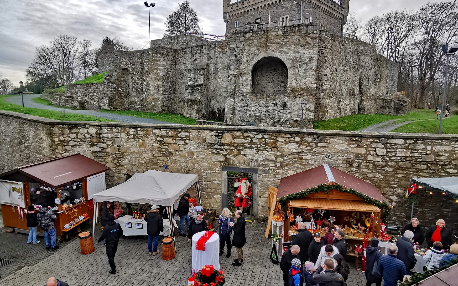Ein Blick in den Hof des Stockhauses mit Ständen und Besuchern. Im Hintergrund sieht man den Wilhelmsturm. Mit Klick aufs Bild geht´s zum ganzen Artikel.