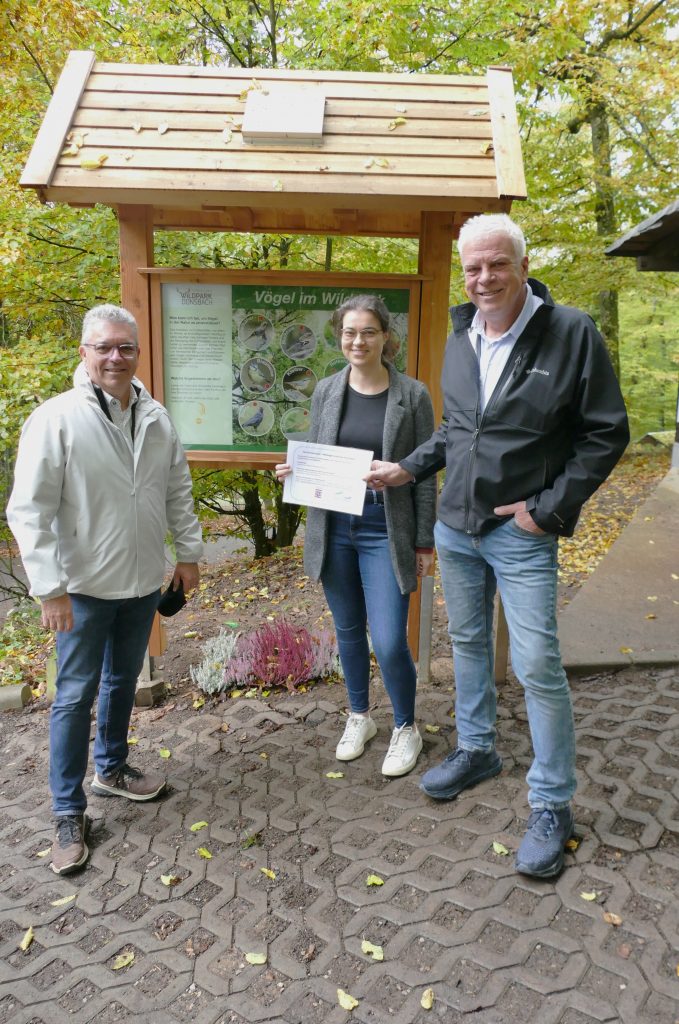 Zwei Männer und eine Frau vor dem Vogelstimmenspiel
