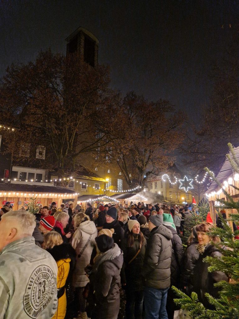 Besucher auf dem Wilhelmsplatz