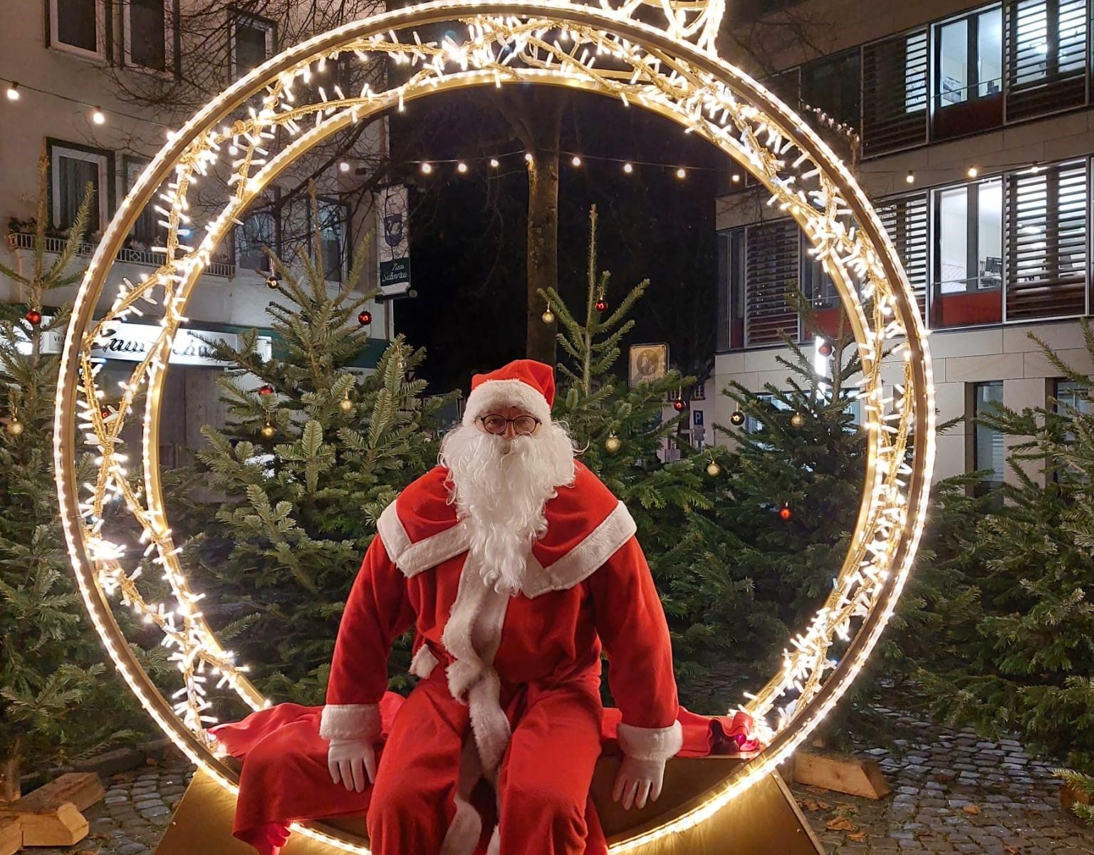 Der Nikolaus sitzt in einer großen beleuchteten Christbaumkugel. Mit Klick aufs Bild geht´s zum ganzen Artikel.