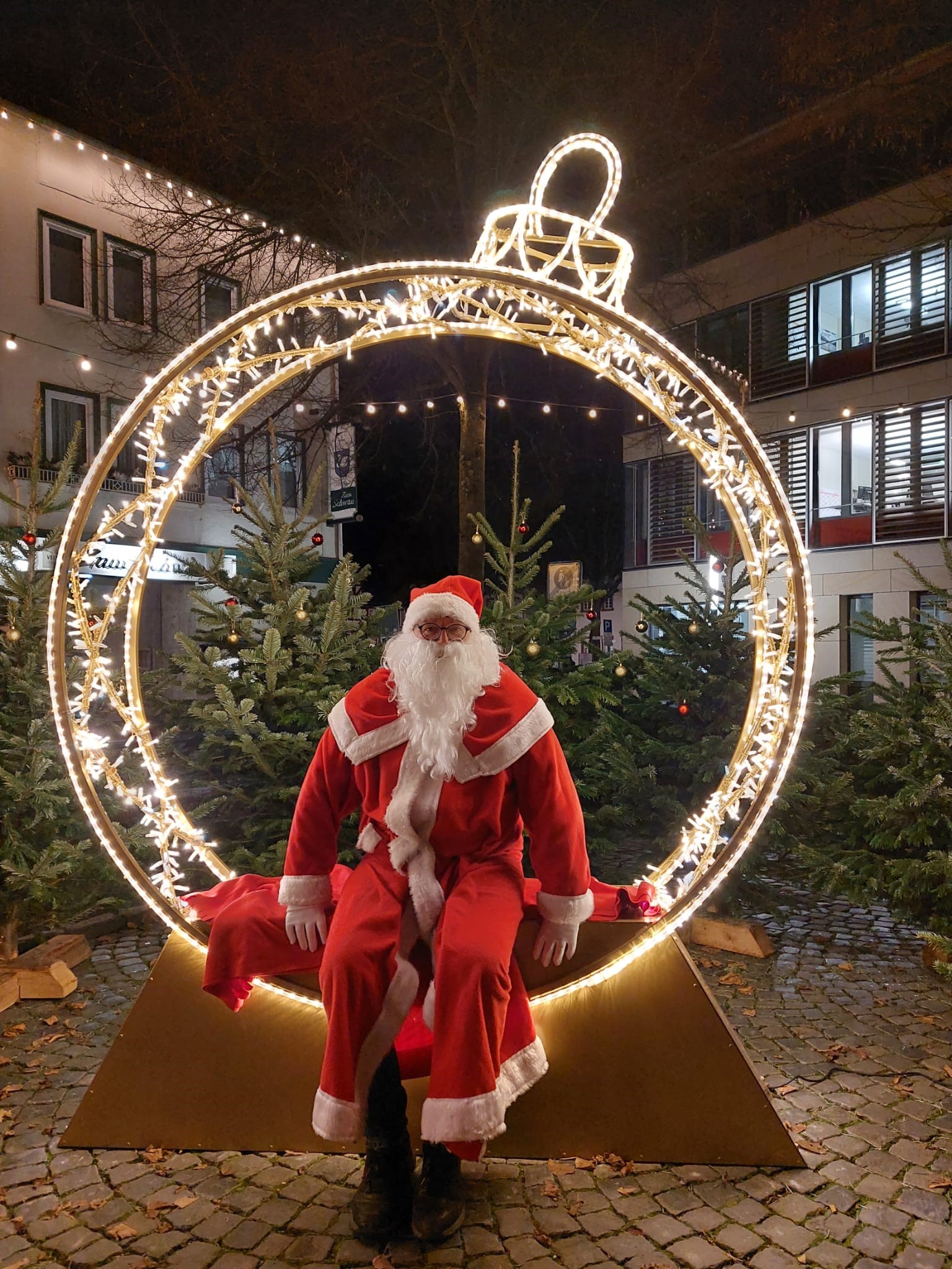 Der Nikolaus sitzt in einer großen beleuchteten Christbaumkugel. Mit Klick aufs Bild geht´s zum ganzen Artikel.