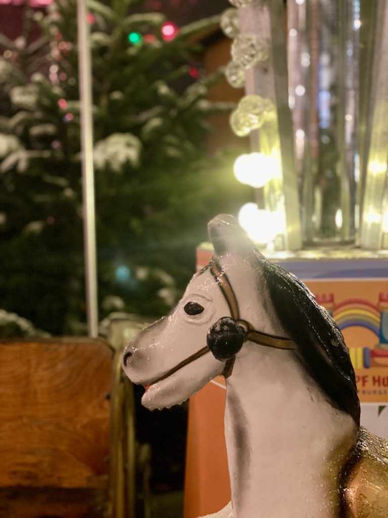 Der Kopf eines Karussellpferdes