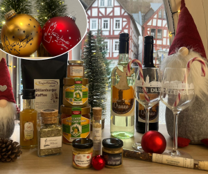 Verschiedene Souvenirs, die zum Kauf angeboten werden.