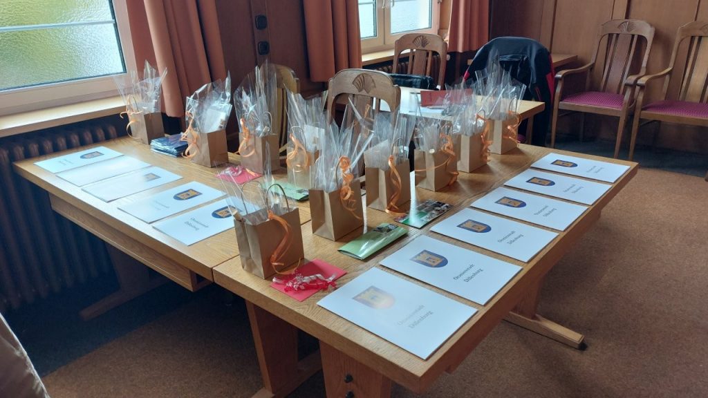 Geschenke und Urkunden auf einem Tisch