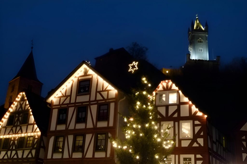 Weihnachtlich beleuchtete Häuser. Mit Klick aufs Bild geht´s zum ganzen Artikel