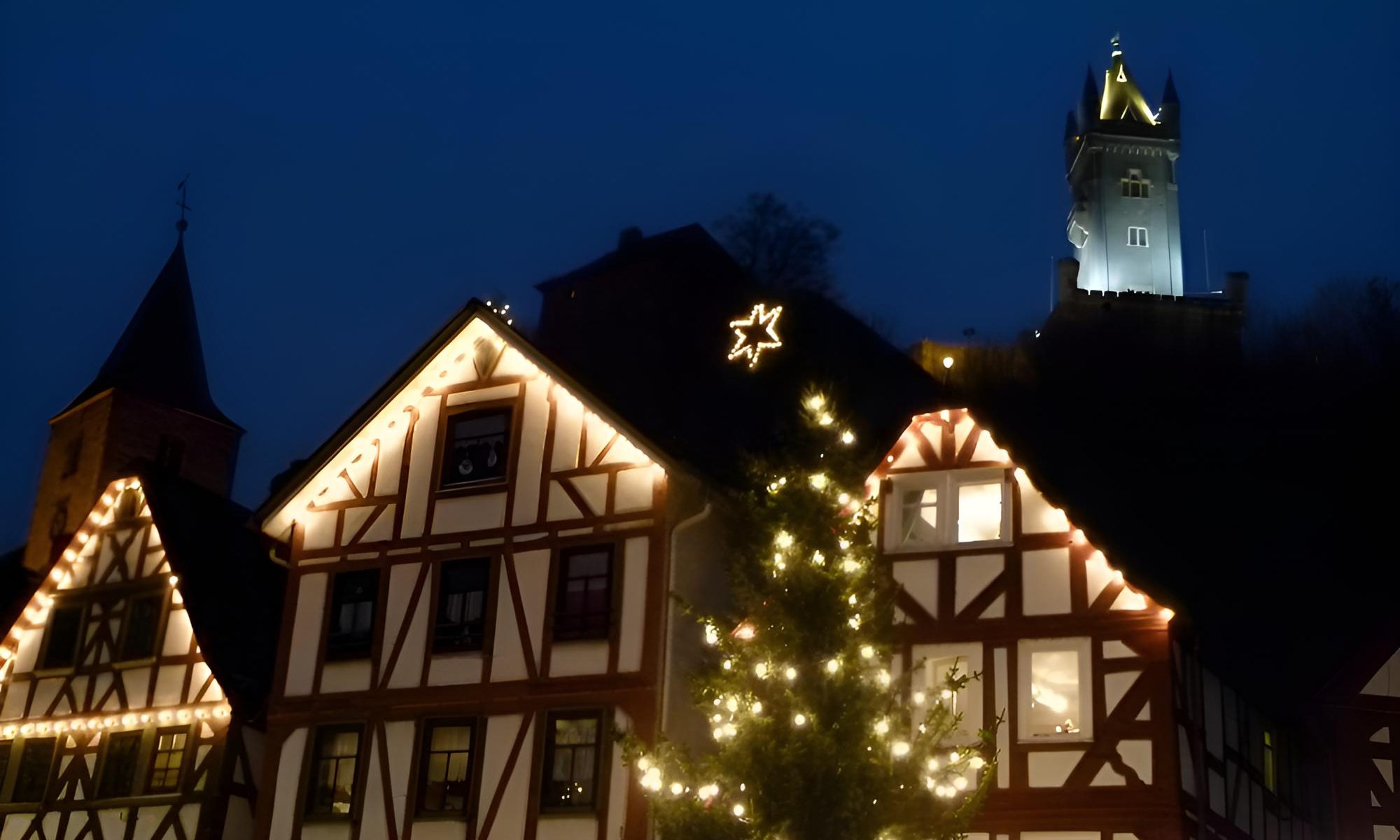 Weihnachtlich beleuchtete Häuser. Mit Klick aufs Bild geht´s zum ganzen Artikel