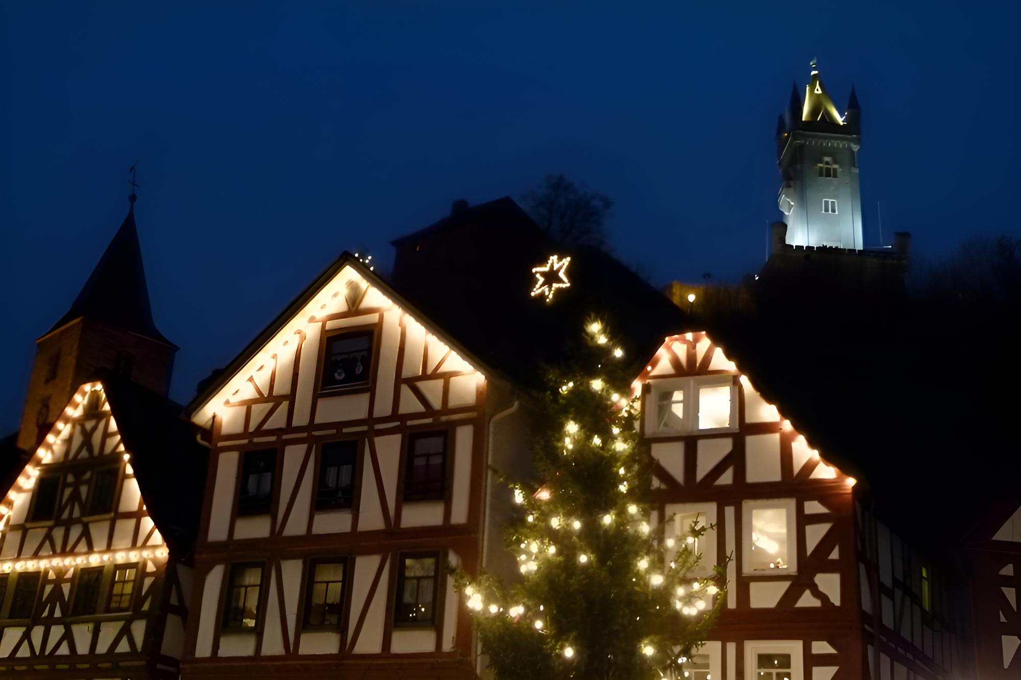 Weihnachtlich beleuchtete Häuser. Mit Klick aufs Bild geht´s zum ganzen Artikel