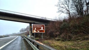 Neues touristisches Hinweisschild für die Oranienstadt auf der A45. Mit Klick aufs Bild geht´s zum ganzen Artikel.