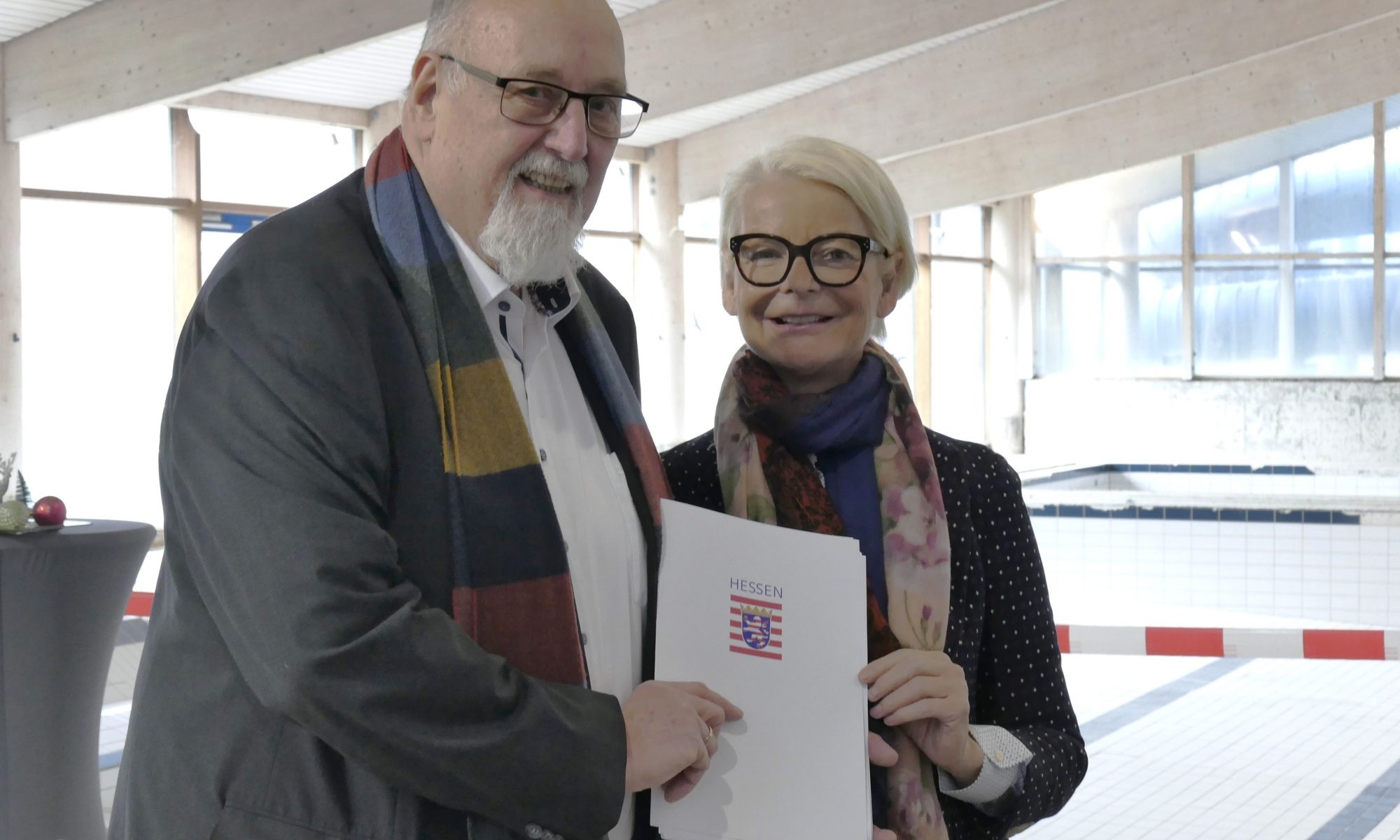 Ann Kathrin Linsenhoff überreicht 1. Stadtrat Gerhard Anders die Urkunde zum Förderbescheid. Mit Klick aufs Bild geht´s zum ganzen Artikel.