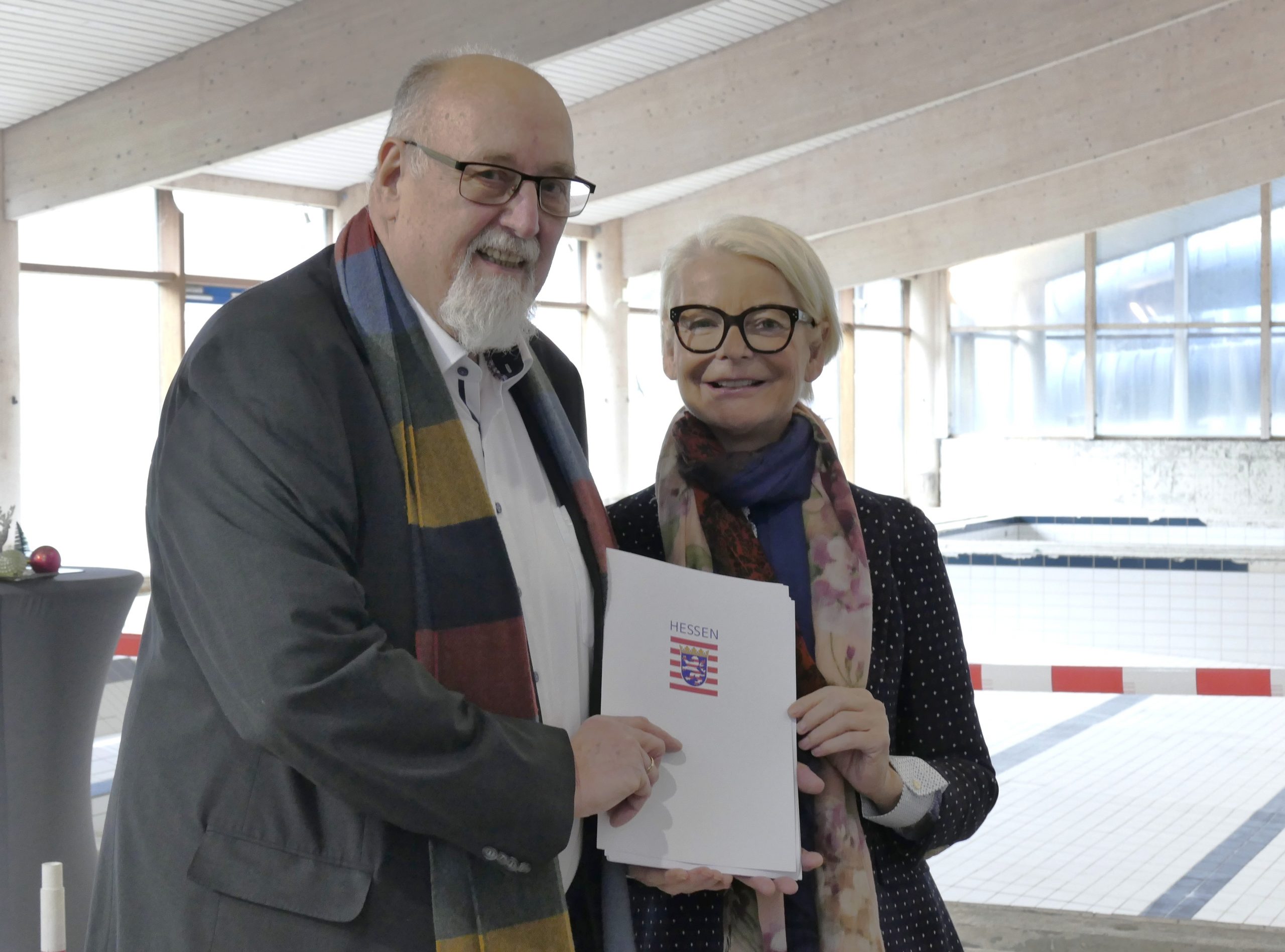 Ann Kathrin Linsenhoff überreicht 1. Stadtrat Gerhard Anders die Urkunde zum Förderbescheid. Mit Klick aufs Bild geht´s zum ganzen Artikel.