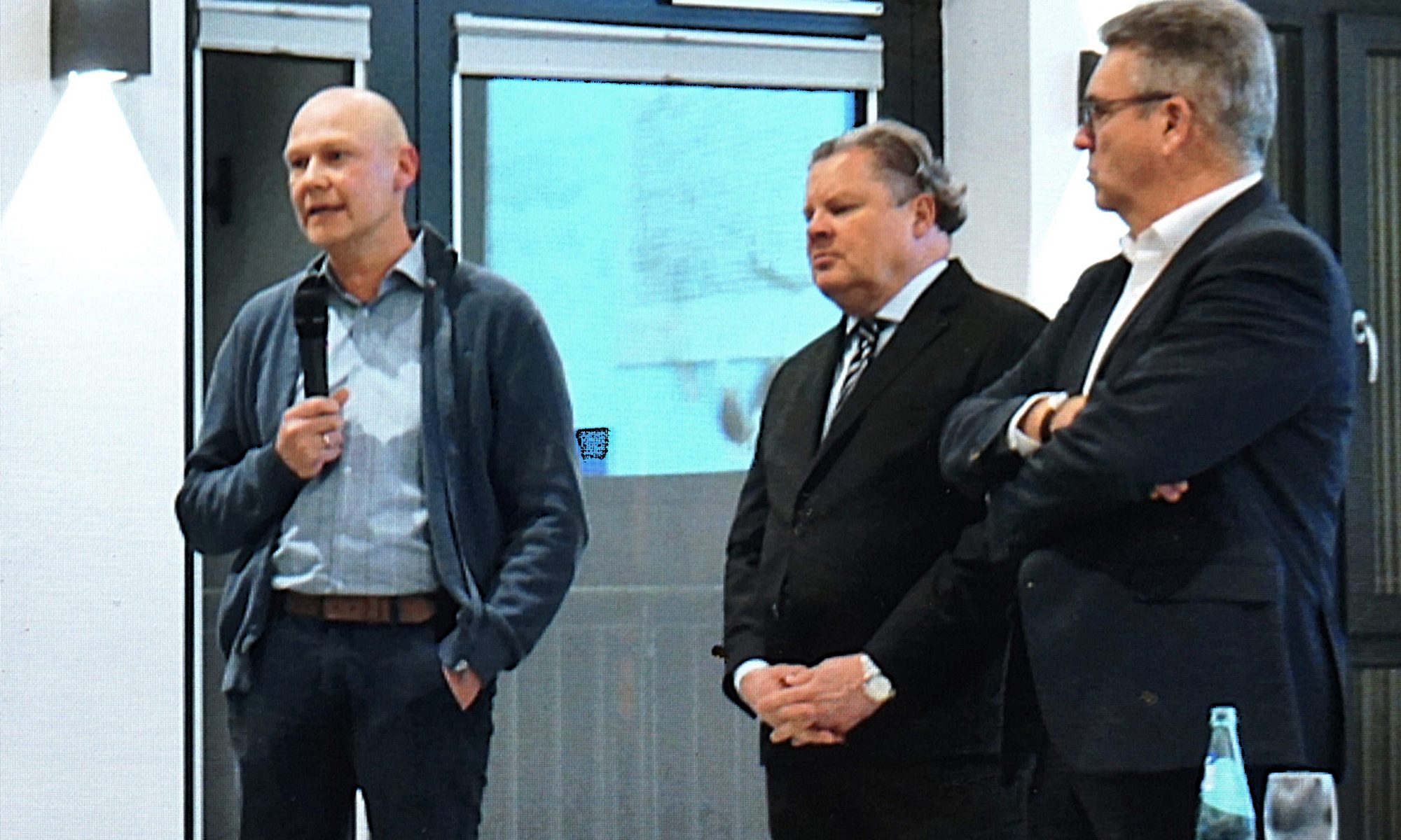 Drei Personen, die Fragen beantworten. Mit Klick aufs Bild geht´s zum ganzen Artikel