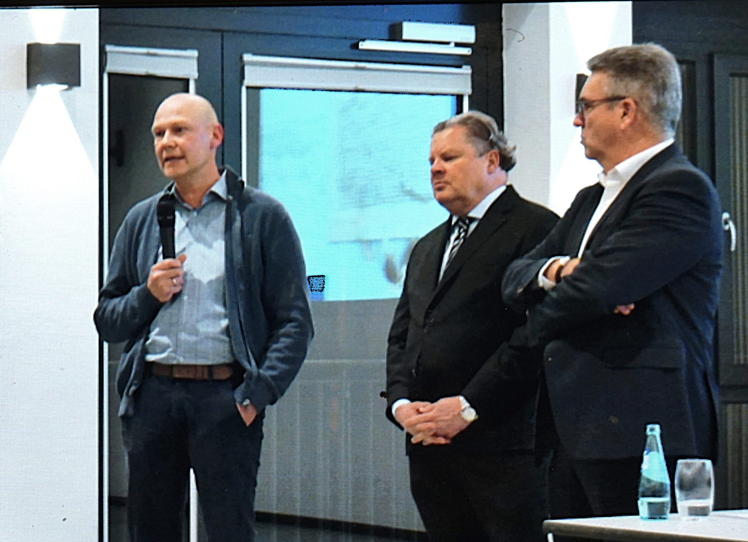 Drei Personen, die Fragen beantworten. Mit Klick aufs Bild geht´s zum ganzen Artikel