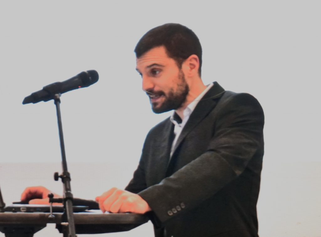 Simon Dietrich am Mikrofon.