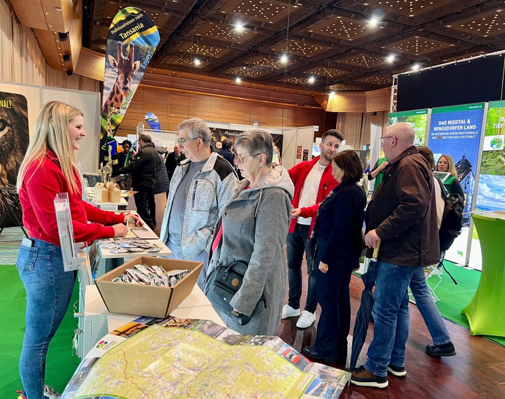 Besucher am Stand der IKZ in Saarbrücken