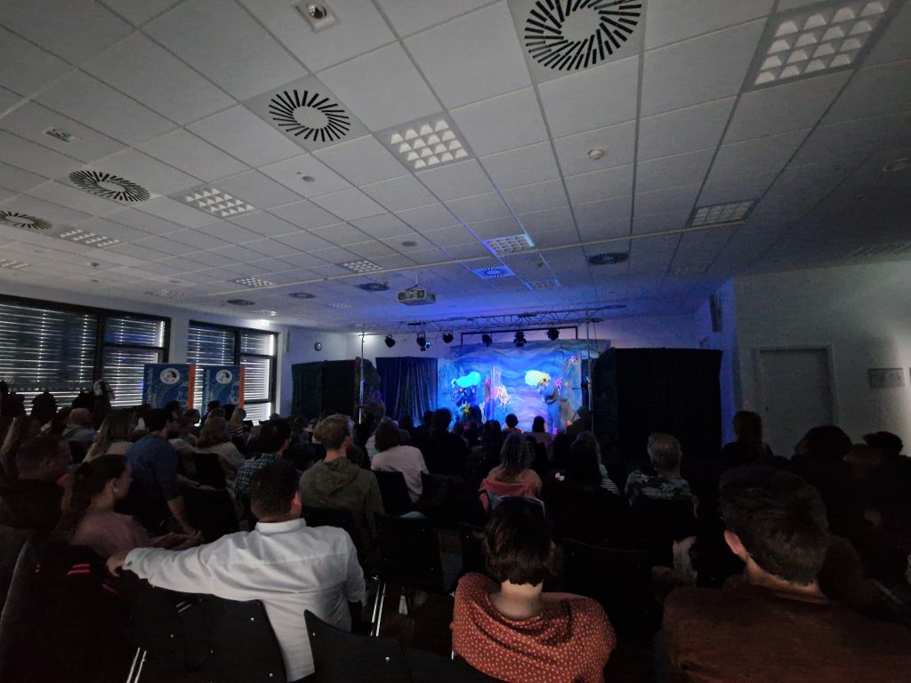 Voll besetzter Saal bei den Figuren Theater Tagen.