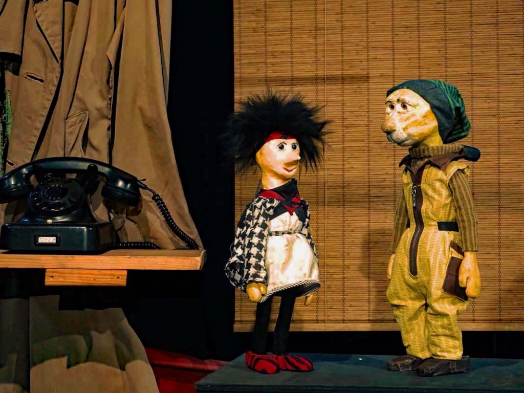 Figuren aus dem Stück "Der gestreifte Kater und die Schwalbe Sinhá"