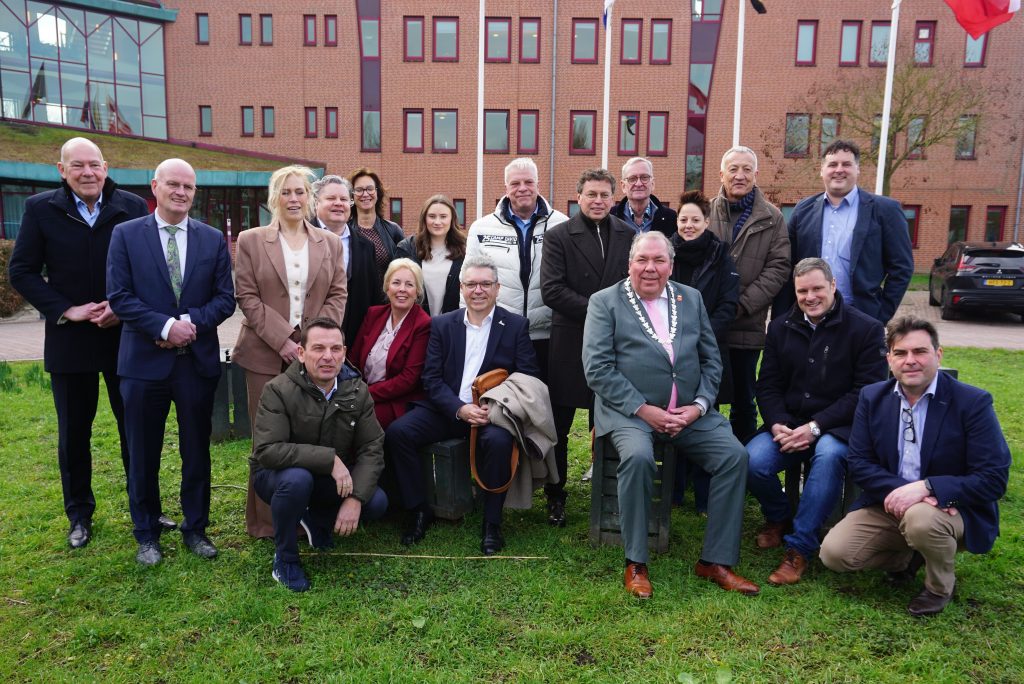 Delegation und Vertragspartner vor dem Rathaus Buren.