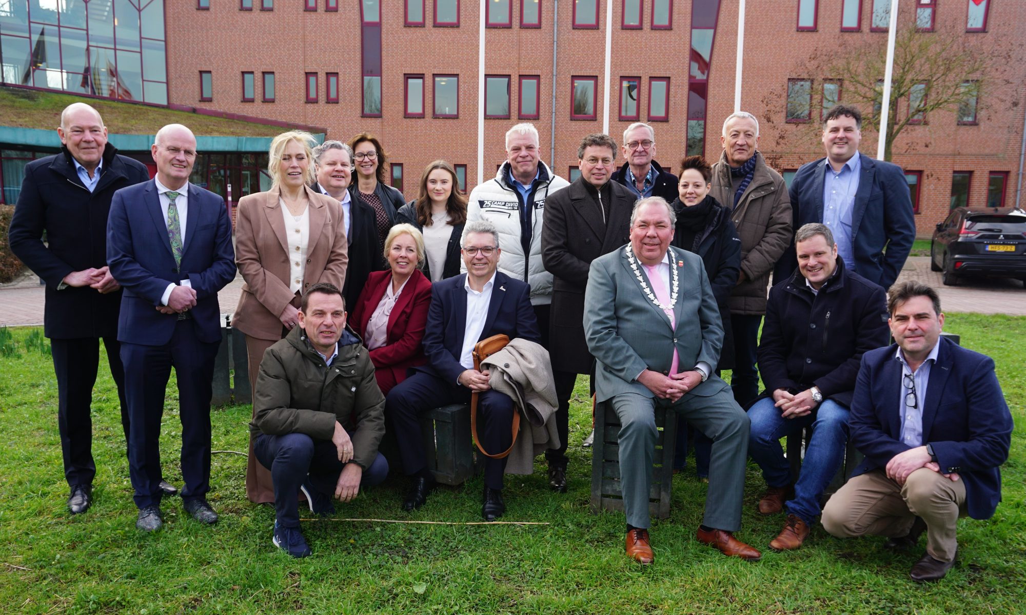 Delegation und Vertragspartner vor dem Rathaus Buren.