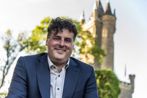 Bürgermeister Friedrich Dehmer; im Hintergrund der Wilhelmsturm. Foto: Silas Koch