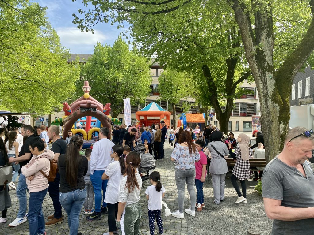 Hüpfburgen und Besucher auf dem Wilhelmsplatz