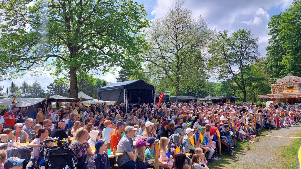 Viele Besucher und Zuschauer beim Märchenfest