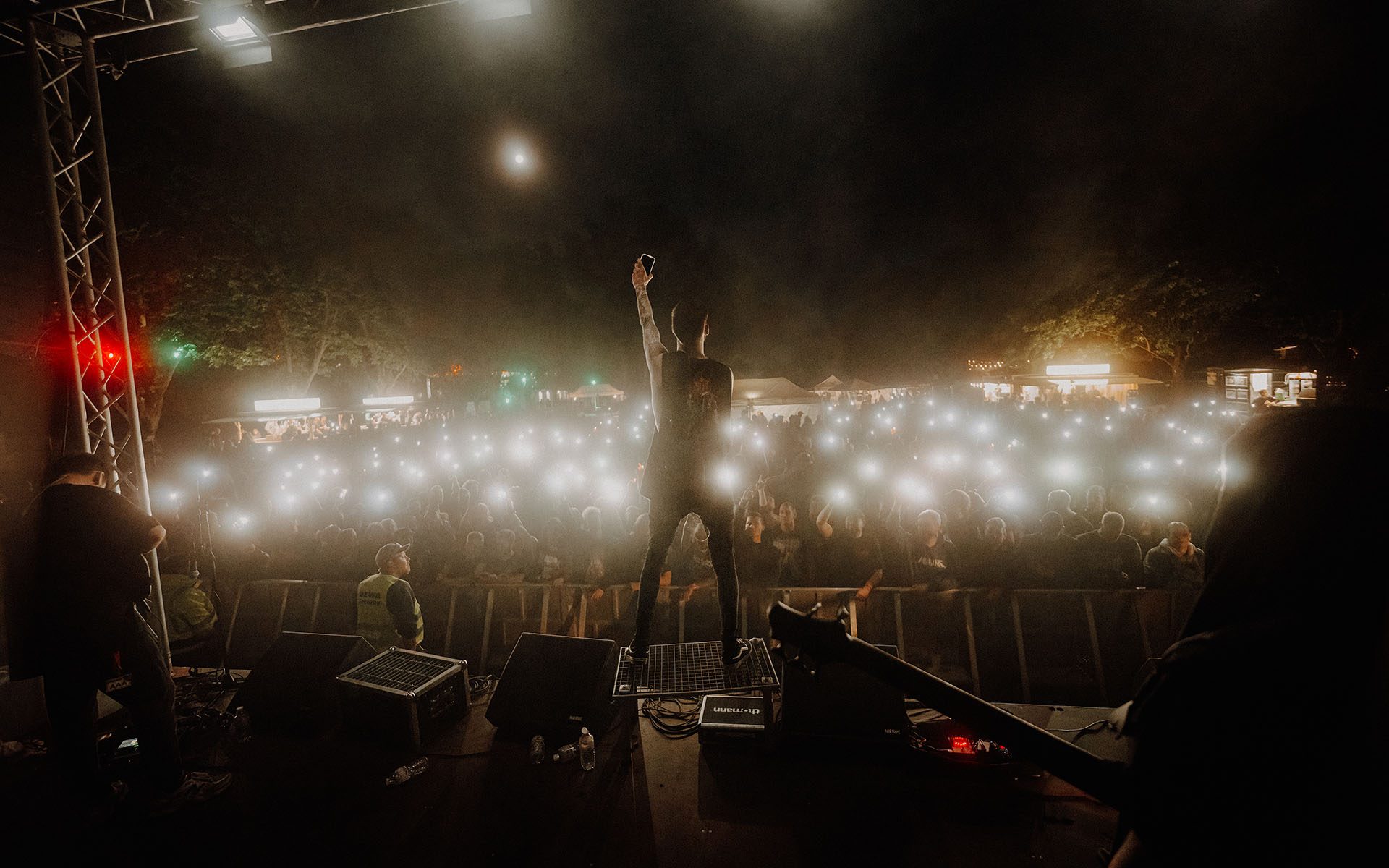 Sänger auf der Bühne, Publikum im Hintergrund. Mit Klick aufs Bild geht´s zum ganzen Artikel