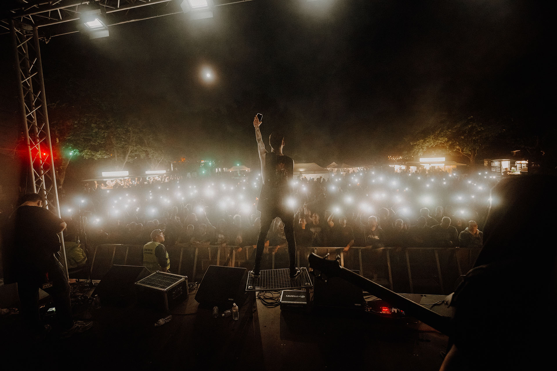 Sänger auf der Bühne, Publikum im Hintergrund. Mit Klick aufs Bild geht´s zum ganzen Artikel