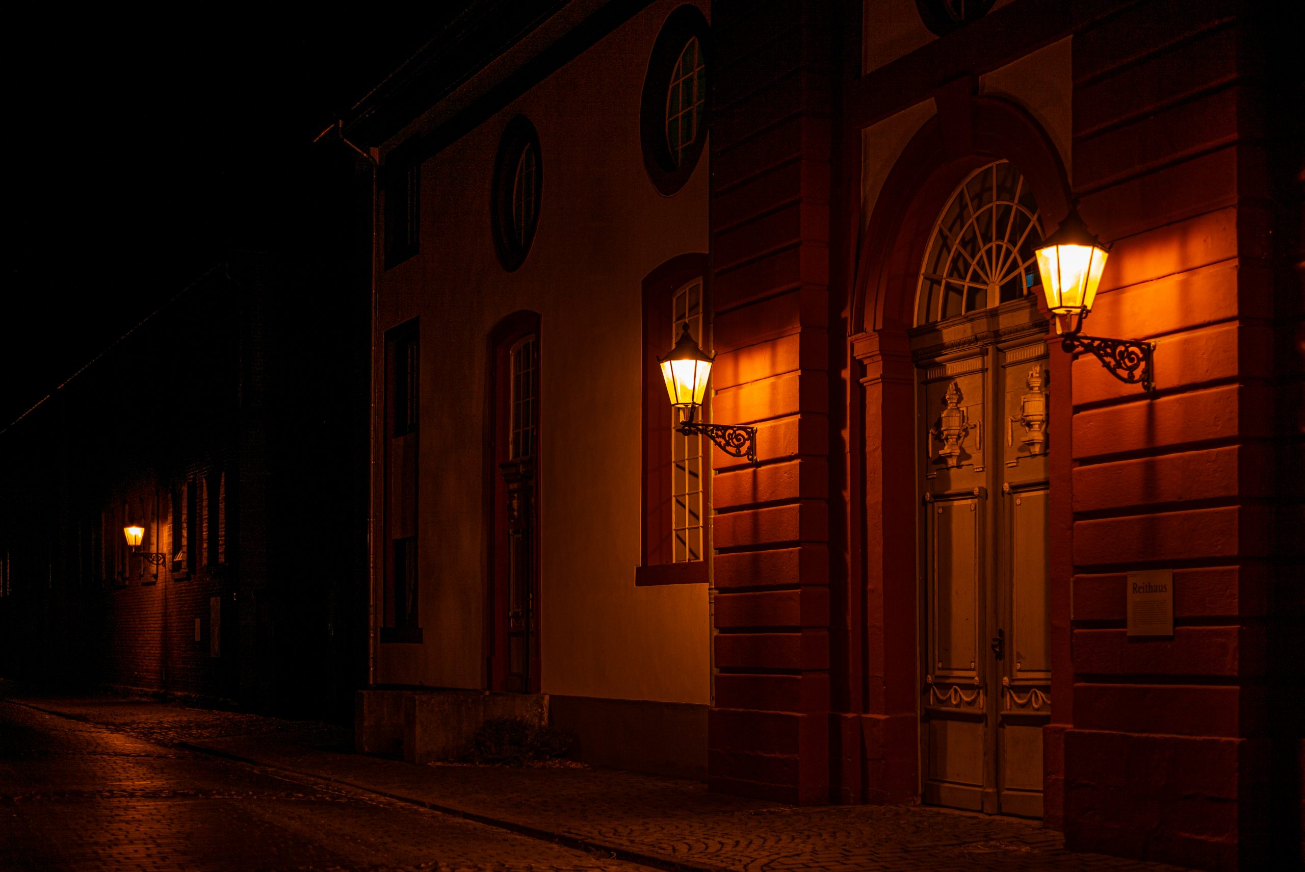 Das Reithaus in der Wilhelmstraße bei Nacht