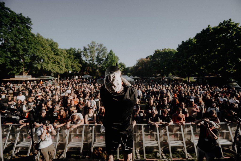 Sänger auf der Bühne mit Publikum