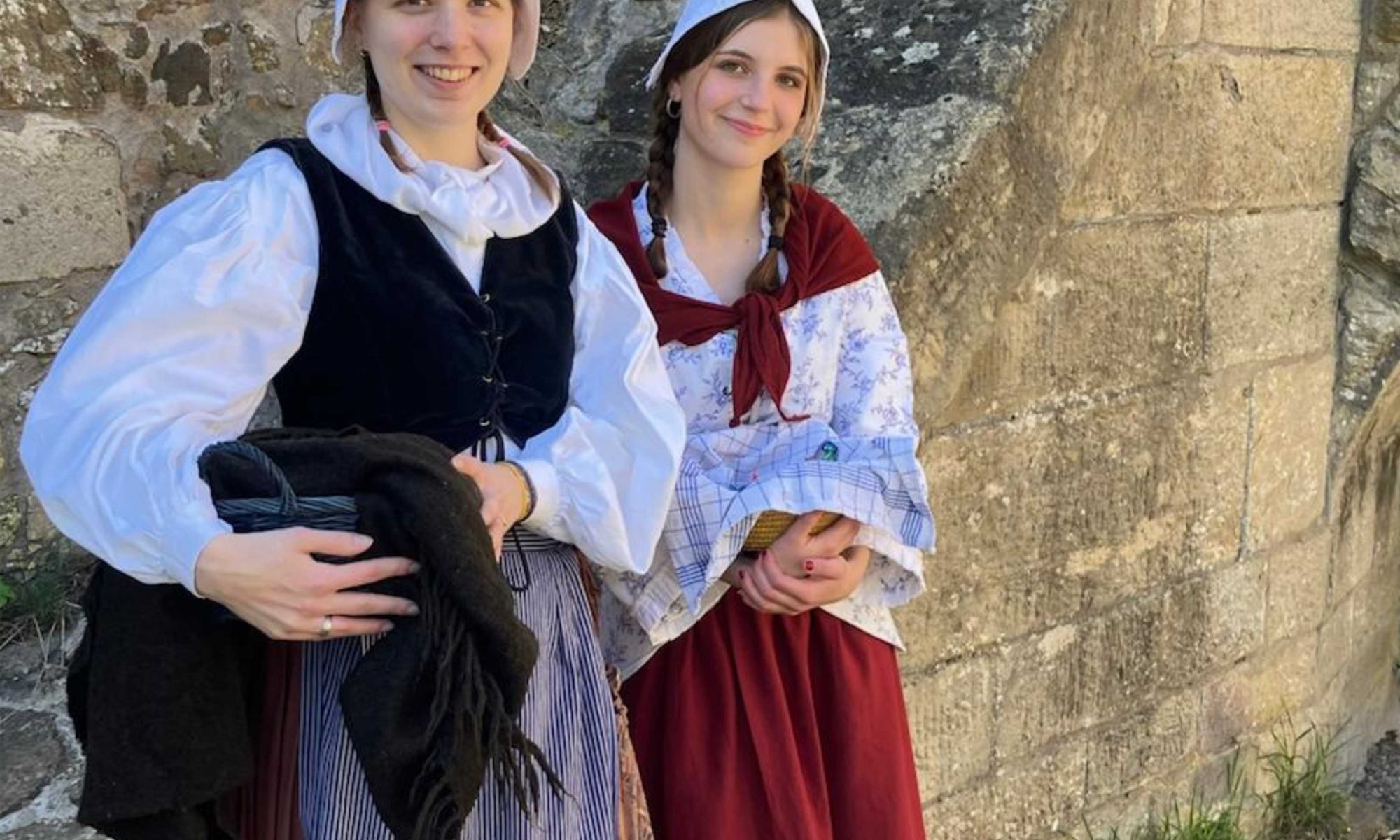Zwei Kasemattenführerinnen in historischer Kleidung. Mit Klick aufs Bild geht´s zum ganzen Artikel.