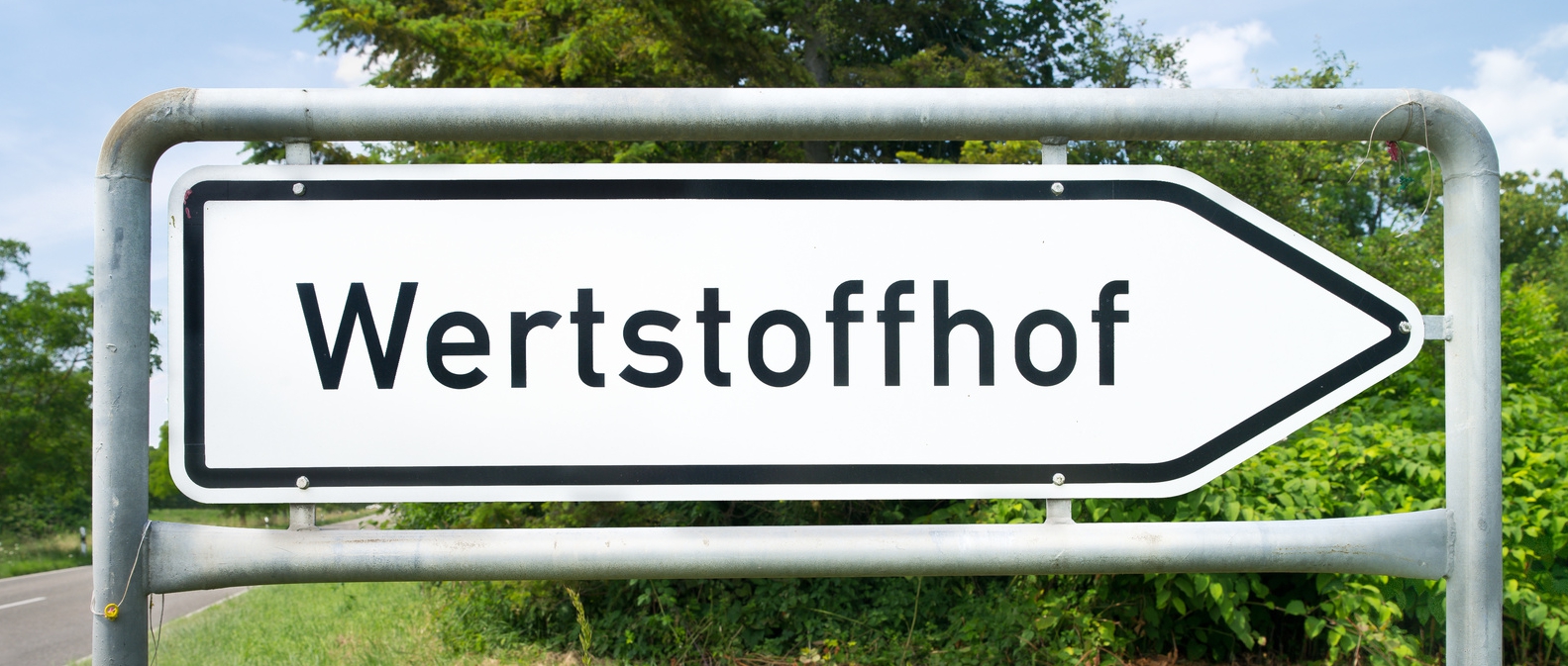 Ein Schild mit der Aufschrift Wertstoffhof