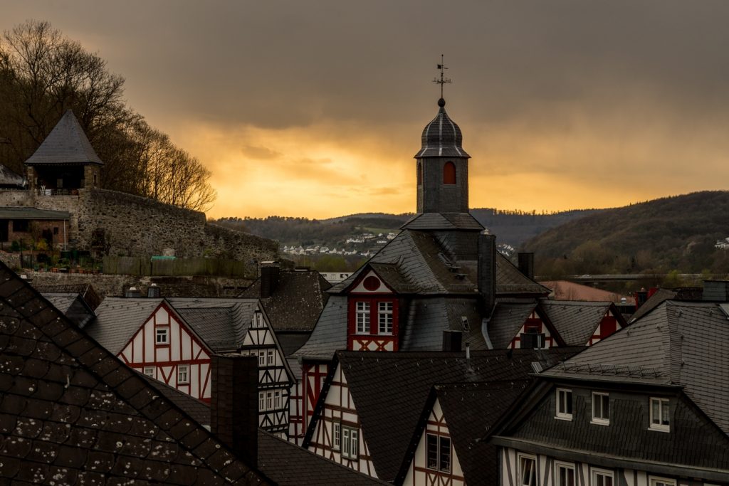 Das Alte Rathaus vor einem bewölkten Abendhimmel