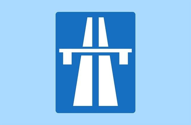 Hinweisschild für die Autobahn. Mit Klick aufs Bild geht´s zum Artikel. Foto: Pixabay