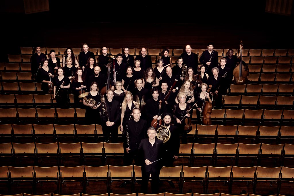 Die Musiker der neuen Philharmonie Frankfurt mit Ihren Instrumenten.