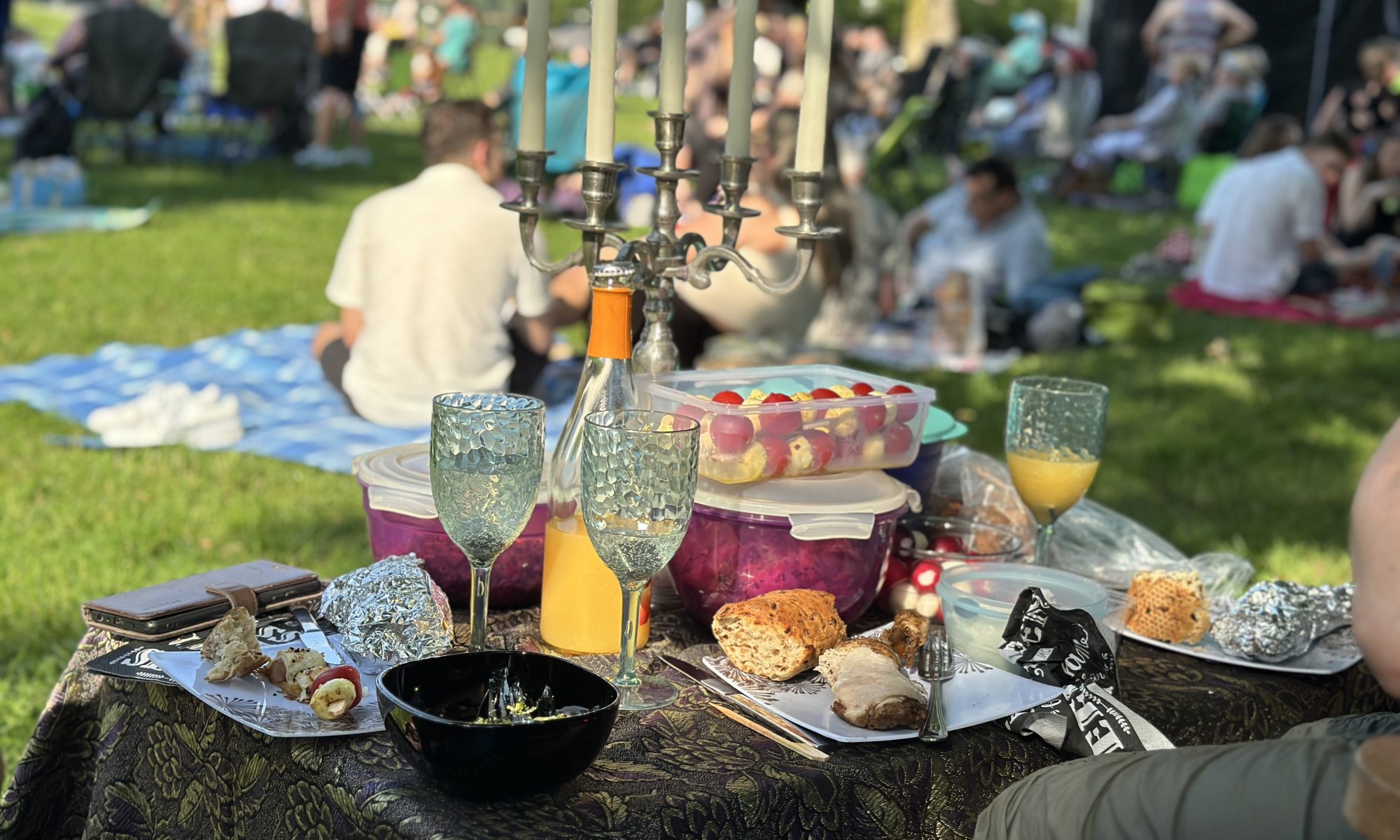 Ein reich gedeckter Picknicktisch. Mit Klick aufs Bild geht´s zum ganzen Beitrag.