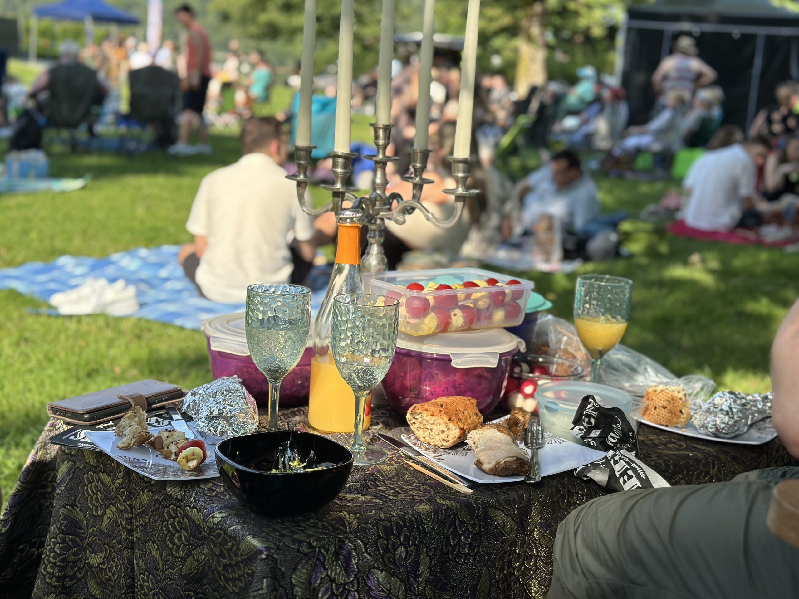 Ein reich gedeckter Picknicktisch. Mit Klick aufs Bild geht´s zum ganzen Beitrag.