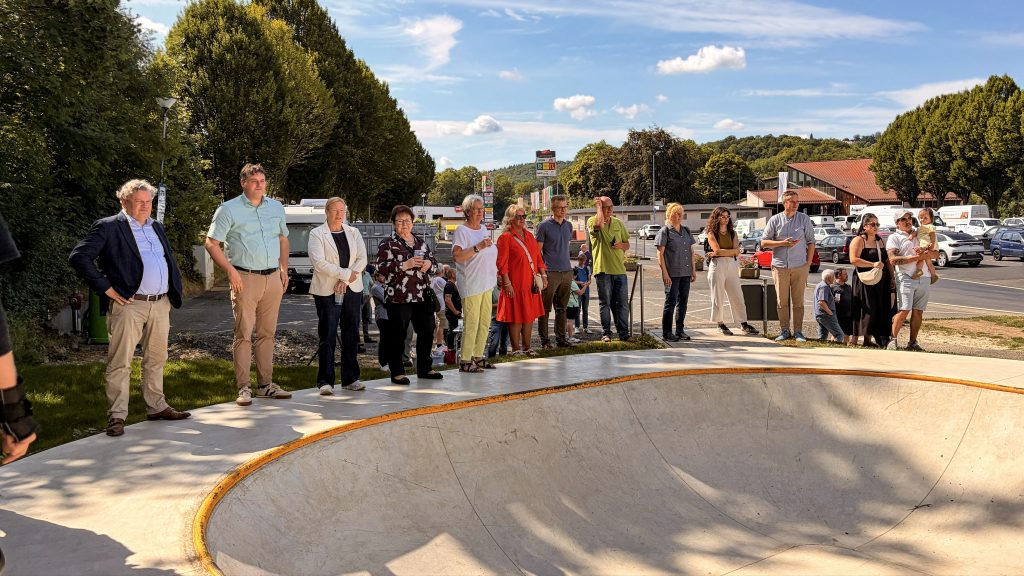 Bürgermeister Dehmer, Stadtverordnetenvorsteher Herr Wendel, Bundestagsabgeordnete Frau Dagmar Schmidt, Vertreterinnen und Vertreter der politischen Gremien, Kinder und Jugendvertretung sowie Besucherinnen und Besucher bei der Eröffnung des Jugendparks.