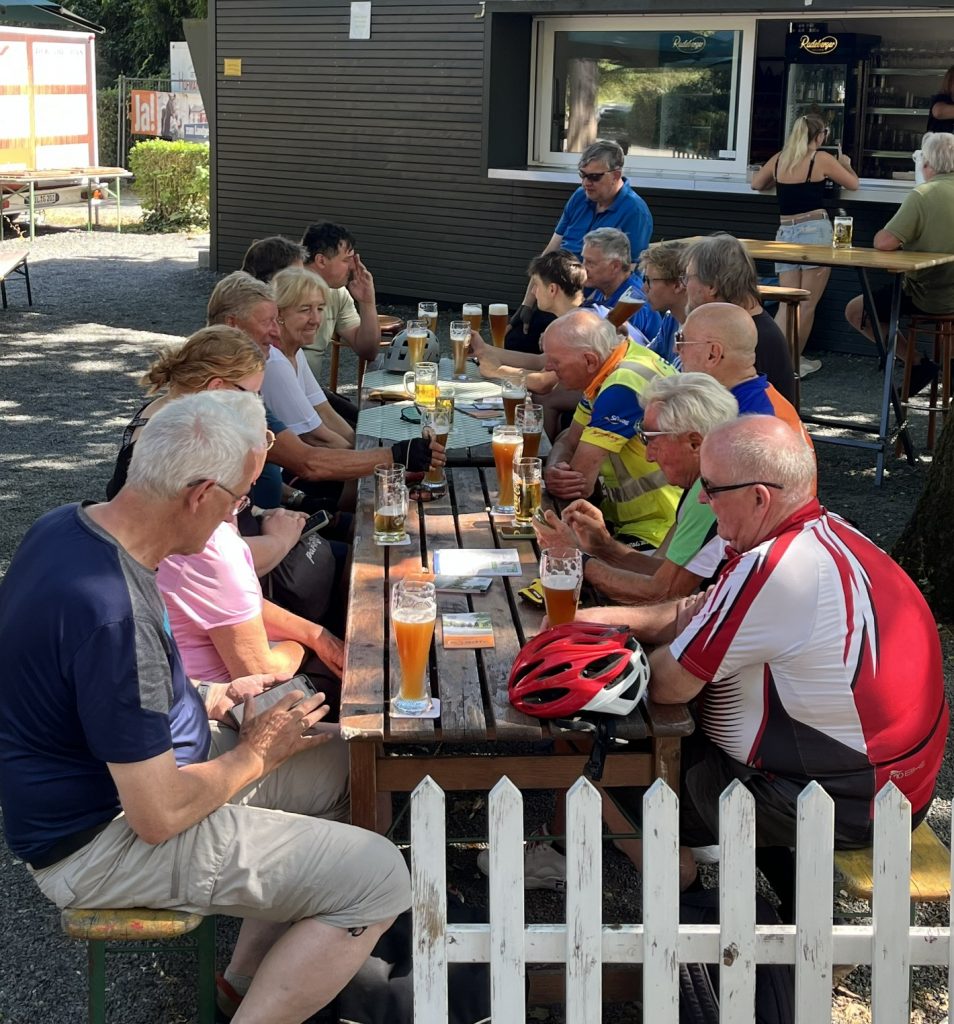 Die Teilnehmer des Stadtradelns im Biergarten des Hofgartens
