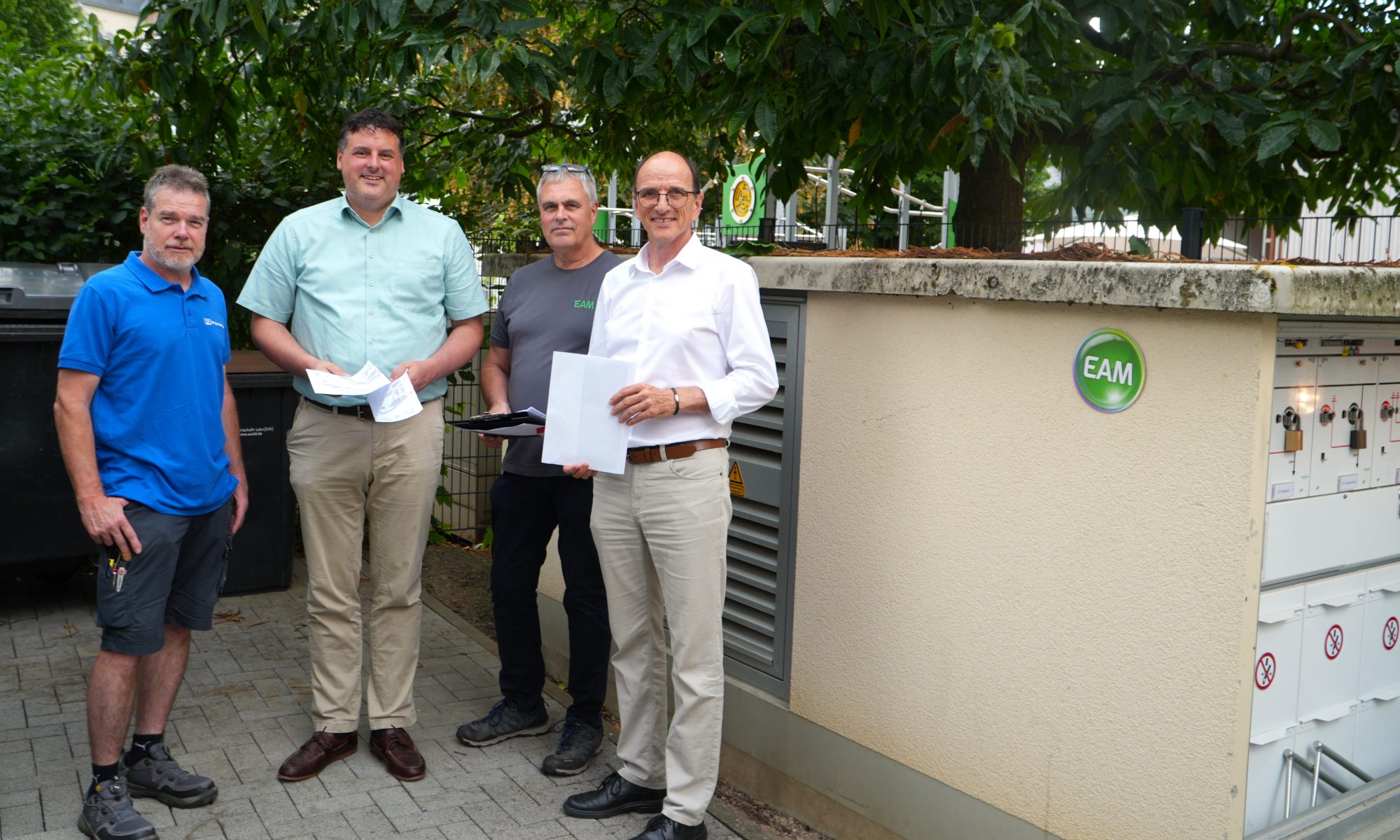 An der Trafostation der Volksbank: v.l.: Jens Eckhardt – VR Bank Lahn Dill eG ; Friedrich Dehmer – Bürgermeister der Oranienstadt Dillenburg ; Ralf Luy – Projektbearbeiter EAM ; Marcus Hief – Leiter der EAM-Netzregion Dillenburg ;