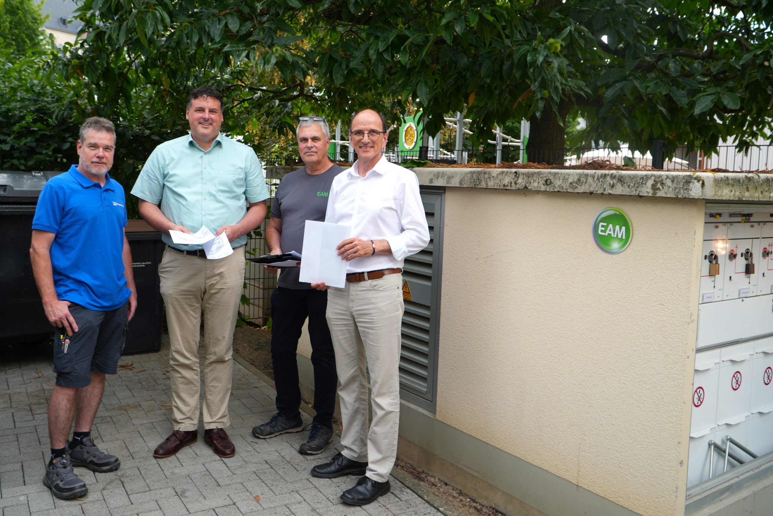 An der Trafostation der Volksbank: v.l.: Jens Eckhardt – VR Bank Lahn Dill eG ; Friedrich Dehmer – Bürgermeister der Oranienstadt Dillenburg ; Ralf Luy – Projektbearbeiter EAM ; Marcus Hief – Leiter der EAM-Netzregion Dillenburg ;
