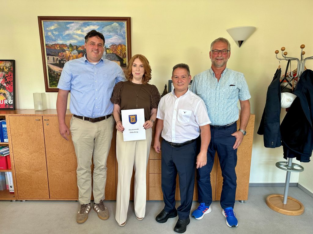 V.l.n.r. Bürgermeister Dehmer, die Jubilarin Anja Graser mit der Ehrenurkunde, Personalratsvorsitzender Mario Schneider und Ressortleiter Markus Weiß im Zimmer des Bürgermeisters