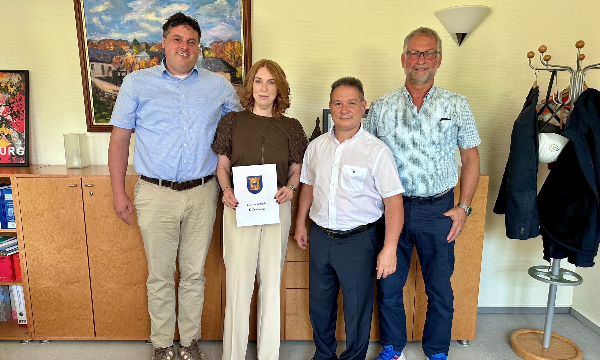 V.l.n.r. Bürgermeister Dehmer, die Jubilarin Anja Graser mit der Ehrenurkunde, Personalratsvorsitzender Mario Schneider und Ressortleiter Markus Weiß im Zimmer des Bürgermeisters