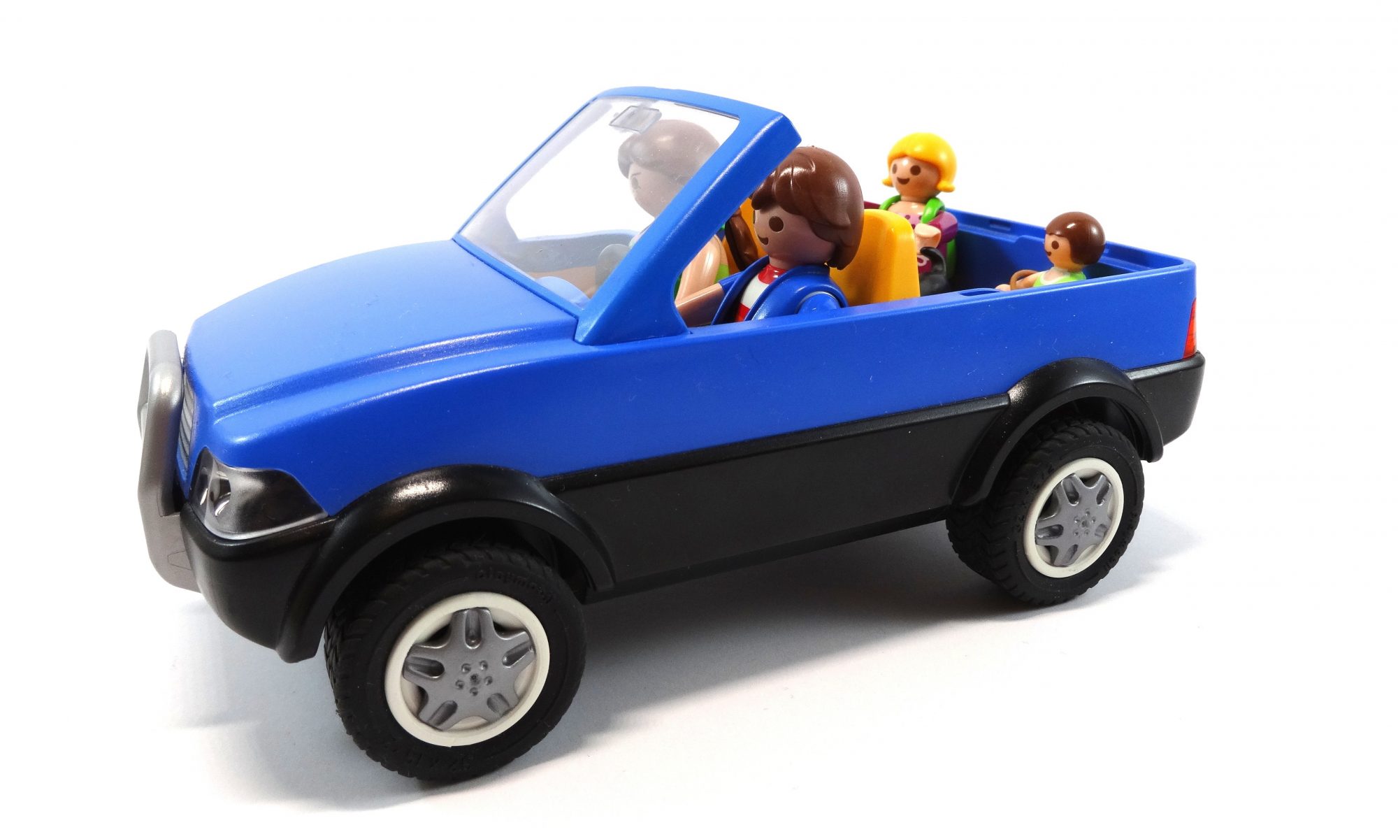 Ein blaues Playmobilauto mit einer Playmobilfamilie, als Sinnbild für das "Elterntaxi". Mit Klick aufs Bild geht`s zum Artikel