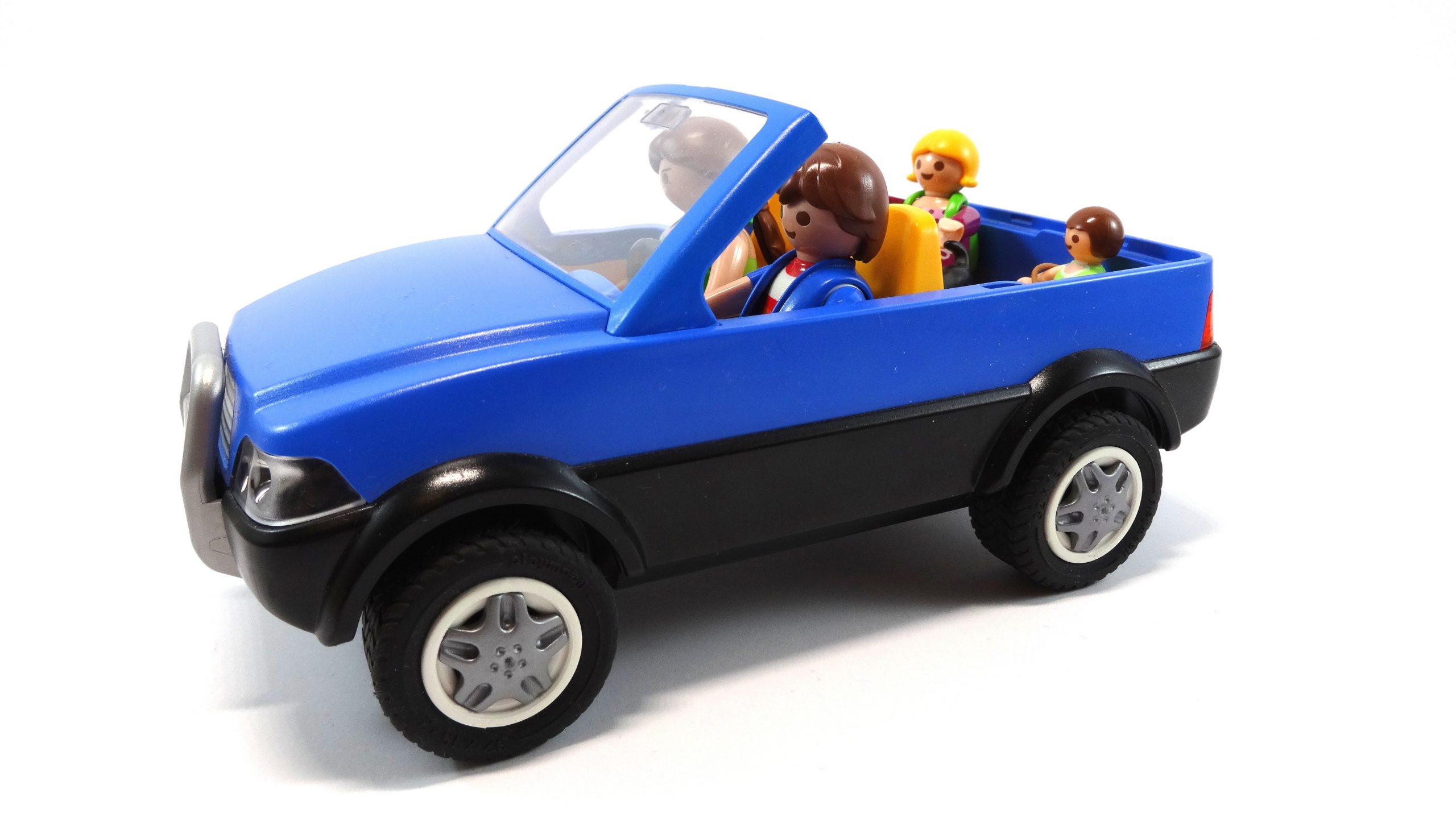 Ein blaues Playmobilauto mit einer Playmobilfamilie, als Sinnbild für das "Elterntaxi". Mit Klick aufs Bild geht`s zum Artikel